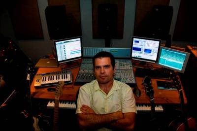 20080828225321-andres-boulton-durante-una-sesion-orquestal-en-o-henry-studios-en-burbank-ca..jpg