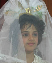 20100412154551-932-bodayemen.jpg - Una ni�a de 13 a�os muere por una hemorragia genital causada por un desgarro