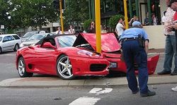 20100611011323-684-ferrari.jpg - Una pareja alquila un Ferrari car�simo y lo estrellan contra un sem�foro