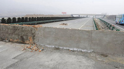 20110227150919-869-muroautopista.jpg - Construyen un muro en medio de una autopista en China