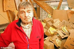 20111222235850-971-cajas.jpg - Un hombre casi muere sepultado por su colecci�n de revistas