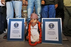 20120304001414-665-guinness.jpg - La persona m�s peque�a del mundo mide 54,6 cent�metros