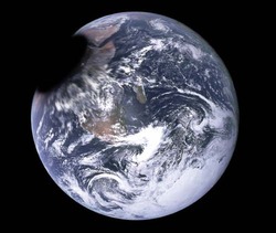 20120304001731-554-earth-eating-black-hole.jpg - Si un agujero negro atravesara la Tierra