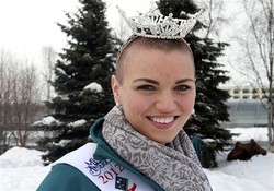 20120317150302-miss.jpg - Miss Alaska se rapa la cabeza para recaudar fondos