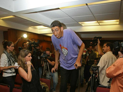 20120317151208-111-kosen.jpg - El hombre m�s alto del mundo ha dejado de crecer