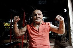 20120325003546-239-ca.jpg - Un ex mister Universo celebra su 100� aniversario