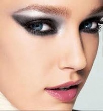 20120325003808-342-maqui.jpeg - Una de cada cuatro mujeres sufre problemas en los ojos a causa del maquillaje
